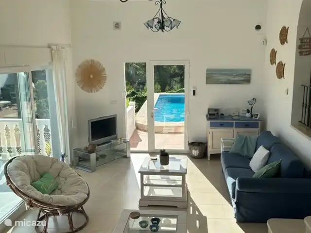Casa Rena huren in Spanje, Costa Blanca, Orba - villa Huiskamer met airco, twee grote banken en relaxstoel