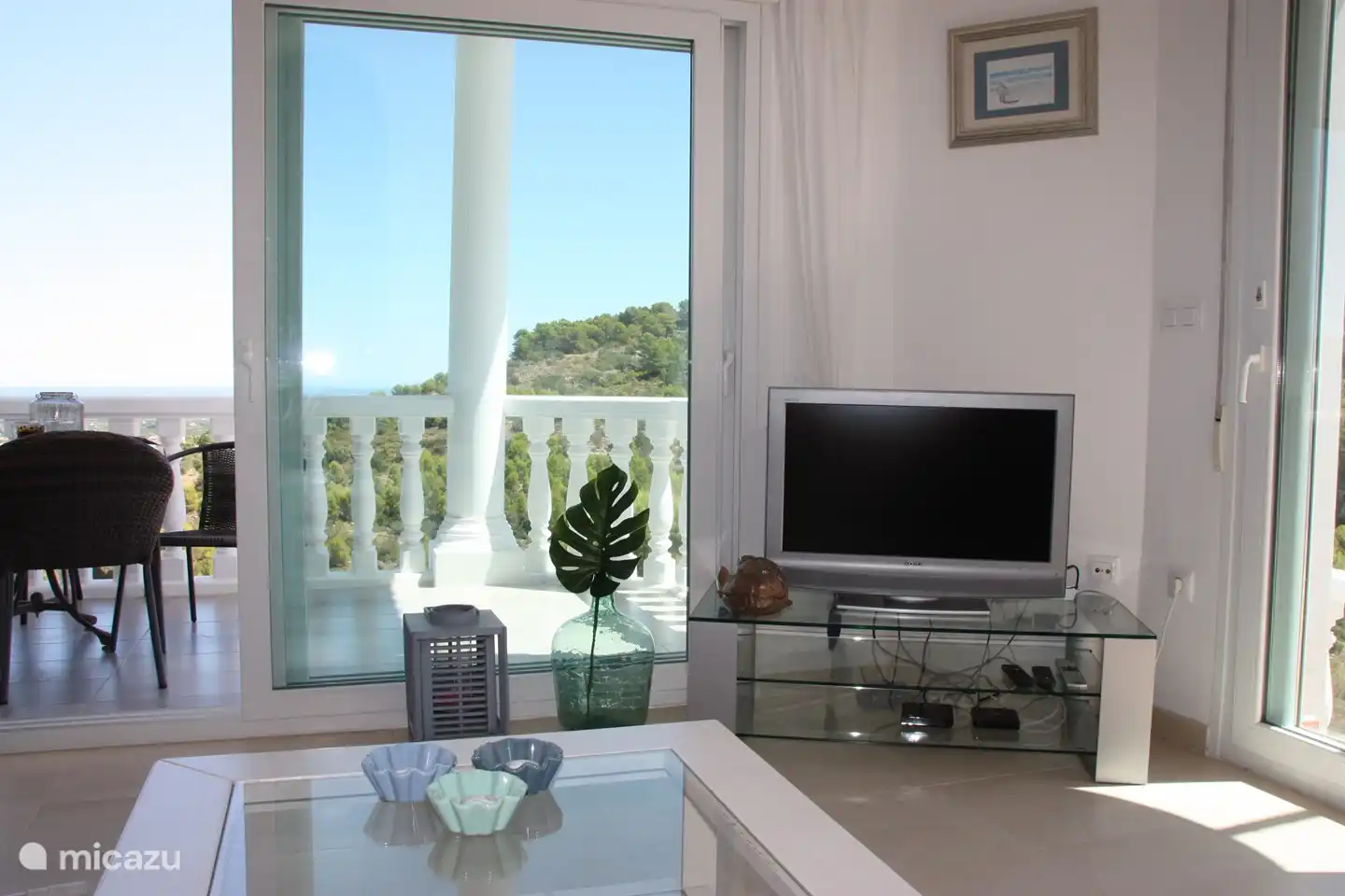 Gro&#223;e Schiebet&#252;ren im Wohnzimmer mit niederl&#228;ndischem und englischem Sat-TV