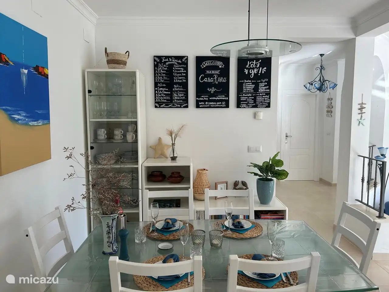 Speisesaal mit umfangreichem Geschirr und Kreidetafeln mit Tipps f&#252;r die Umgebung