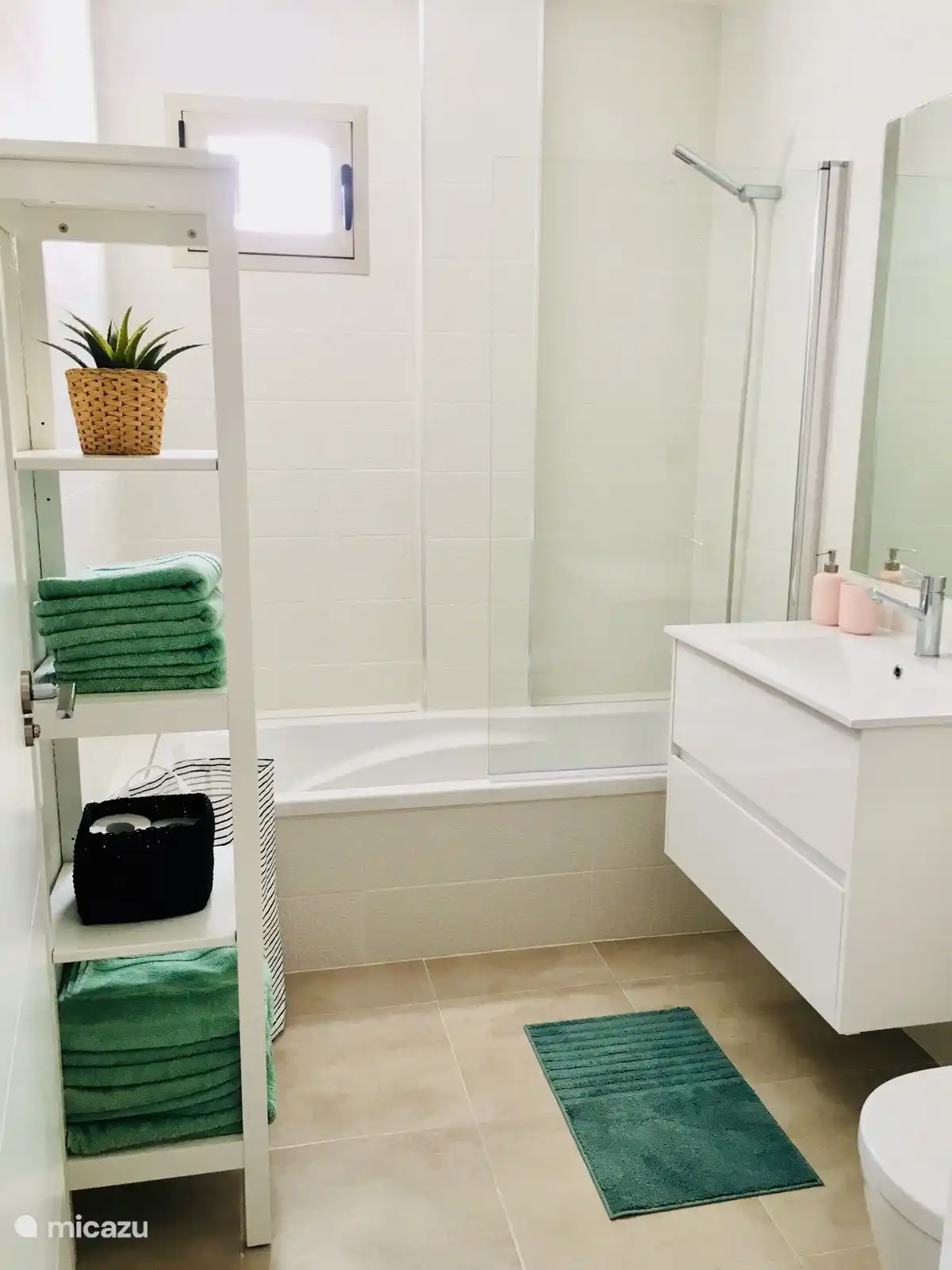 salle de bain avec baignoire