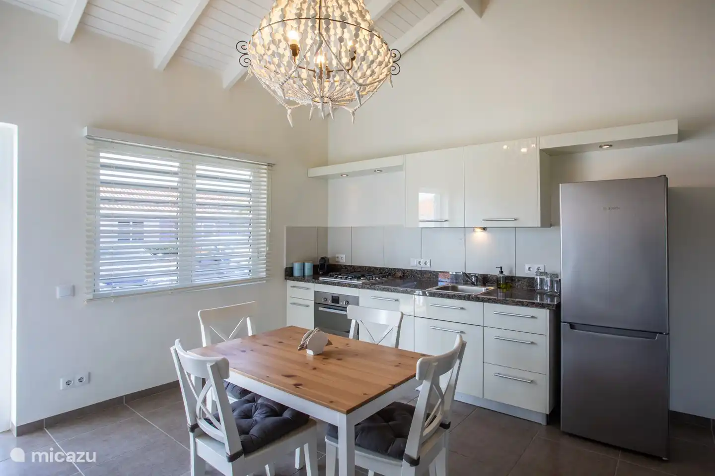 Cuisine avec four/micro-ondes encastré, machine Nespresso, bouilloire et réfrigérateur avec grand congélateur