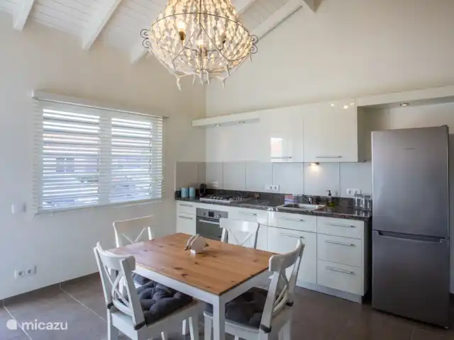 Kokolishi | Curaçao, Curaçao-Centre, Blue Bay - appartement Cuisine avec four/micro-ondes encastré, machine Nespresso, bouilloire et réfrigérateur avec grand congélateur