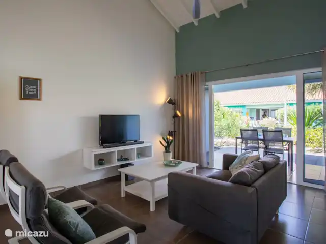 Kokolishi | Curaçao, Curaçao-Centre, Blue Bay - appartement Coin salon avec Smart TV et système surround