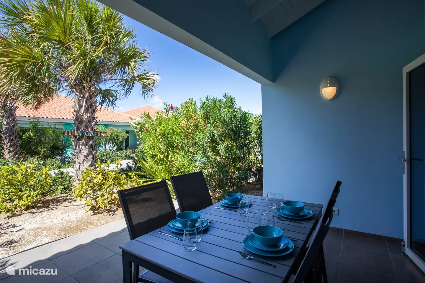 Terrasse avec soleil du matin. Pendant la partie la plus chaude de la journée, vous pouvez vous asseoir à l'ombre et profiter du vent rafraîchissant