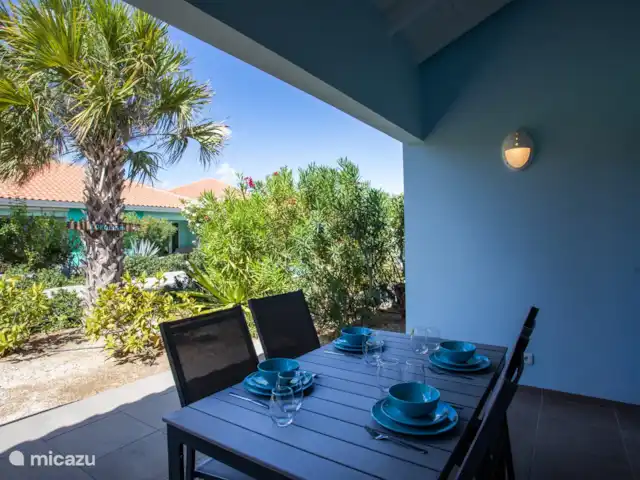 Kokolishi | Curaçao, Curaçao-Centre, Blue Bay - appartement Terrasse avec soleil du matin. Pendant la partie la plus chaude de la journée, vous pouvez vous asseoir à l'ombre et profiter du vent rafraîchissant