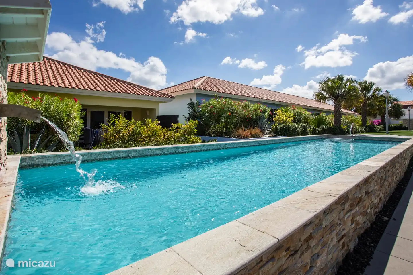 Piscine communautaire à 30 secondes à pied