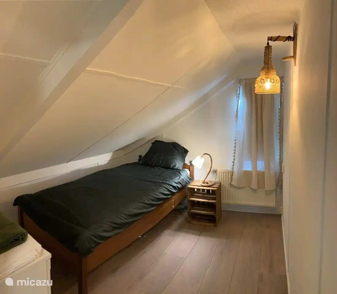 Im ersten Stock gibt es 2x Einzelzimmer, dieses liegt an der Vorderseite, in denen bei Bedarf problemlos ein Kinderbett untergebracht werden kann