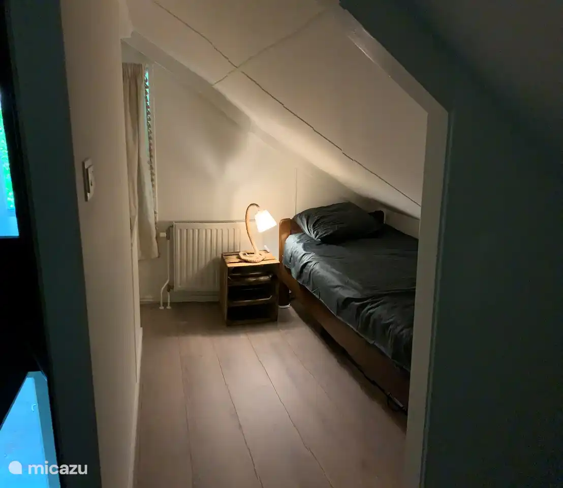 Im ersten Stock befindet sich das 4. Schlafzimmer ebenfalls mit einem Einzelbett. Dieses Zimmer befindet sich auf der Rückseite
Bei Bedarf kann hier auch ein Kinderbett hinzugefügt werden.
Damit dieser Raum auch eine gute Privatsphäre bietet, haben wir kürzlich eine Tür eingebaut