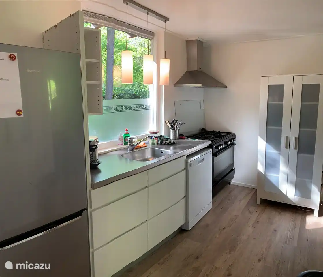 Küche mit Nespresso, Backofen, Geschirrspüler, Kühl-/Gefrierschrank und Mikrowelle und Filterkaffeemaschine in Speisekammer