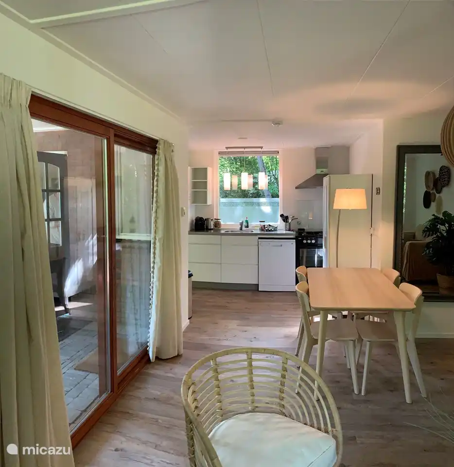 Blick durch die offene Küche, Schiebetüren zur Terrasse mit Überdachung