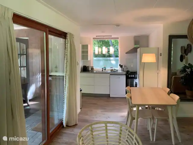 Maison forestière Nunspeet B40 | Pays-Bas, Gueldre, Nunspeet - maison de vacances vue sur la cuisine ouverte, portes coulissantes vers la terrasse avec auvent