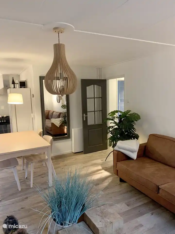 Der Esstisch ist auf 2 Meter ausziehbar und für sechs Personen geeignet