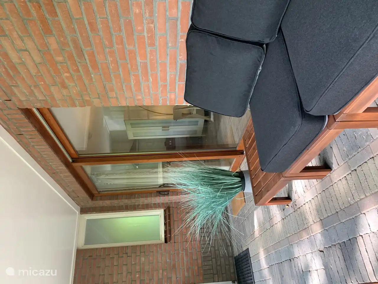 Genießen Sie es, draußen mit bequemen Kissen zu sitzen