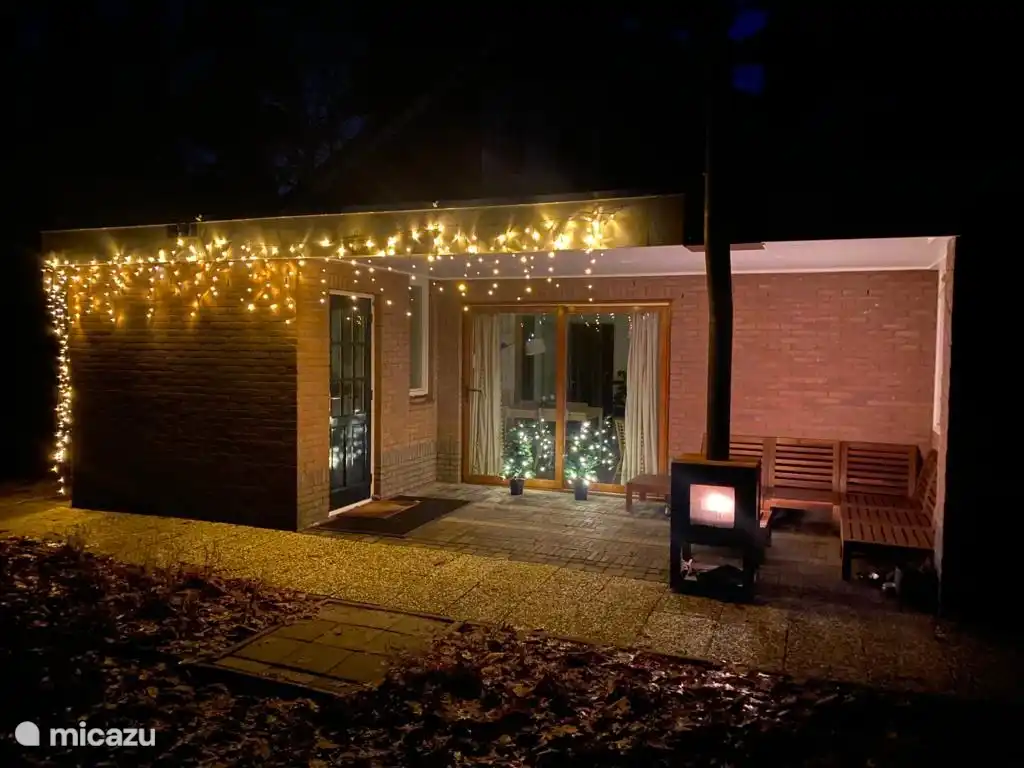 Ganz in Weihnachtsstimmung, unter dem Baldachin am Kamin... mit einer Fleecedecke...