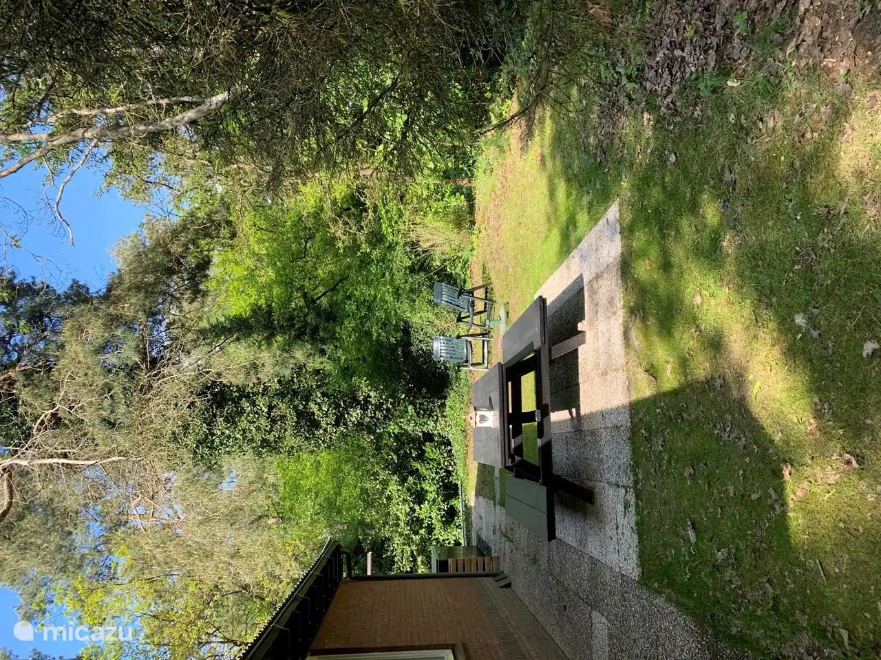 großer Picknicktisch für Frühstück in der Sonne oder lange Sommerabende... dieser möchte manchmal den Platz wechseln, oft steht er auch im Vorgarten, dann hatten die Gäste eine andere Vorliebe...