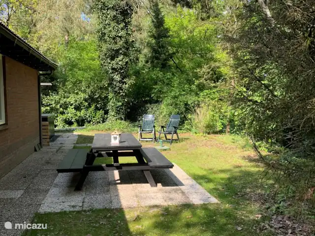 Maison forestière Nunspeet B40 | Pays-Bas, Gueldre, Nunspeet - maison de vacances grande table de pique-nique pour le petit déjeuner au soleil ou les longues soirées d'été... celle-ci a parfois envie de changer de place, elle est souvent aussi dans le jardin de devant, alors les invités avaient une préférence différente...