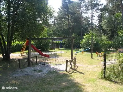Im kleinen Park gibt es mehrere Spielplätze