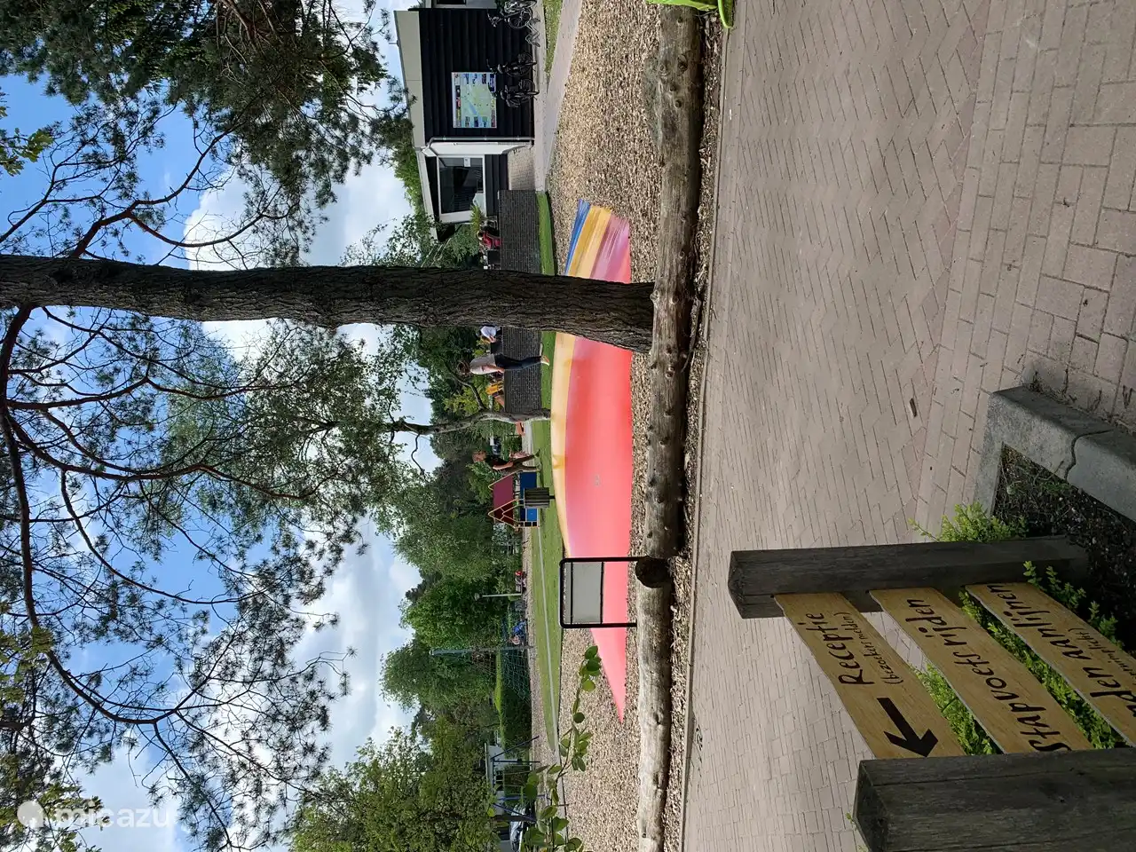 Spielkissen, behalte die Kinder auf der Terrasse der Brasserie im Auge