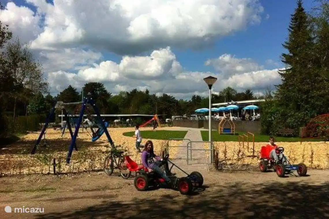 Im Park können Sie Go-Karts, aber auch Fahrräder, E-Bikes, Mountainbikes usw. mieten.