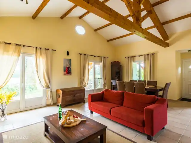 villa huren in Frankrijk, Deux-Sèvres, Les Forges – 32 Le Bois Senis De woonkamer, uitkijkend over het veld achter het huis