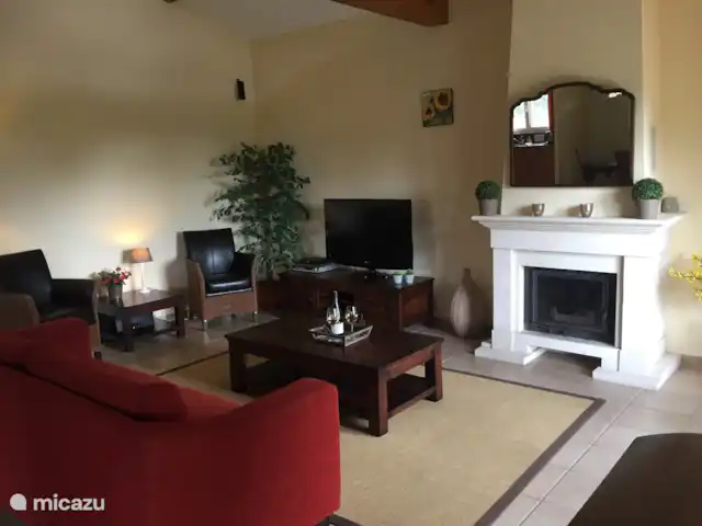 villa huren in Frankrijk, Deux-Sèvres, Les Forges – 32 Le Bois Senis De woonkamer met openhaard. Achter her huis ligt hout, waar u lekker de haard van kunt stoken