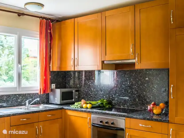 villa huren in Frankrijk, Deux-Sèvres, Les Forges – 32 Le Bois Senis De keuken, o.a. voorzien van koelkast, vriezer, oven, magnetron