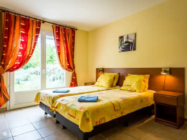 villa huren in Frankrijk, Deux-Sèvres, Les Forges – 32 Le Bois Senis De slaapkamer met aangrenzende badkamer met ligbad