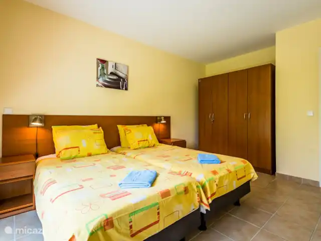 villa huren in Frankrijk, Deux-Sèvres, Les Forges – 32 Le Bois Senis De slaapkamer met aangrenzende badkamer met ligbad