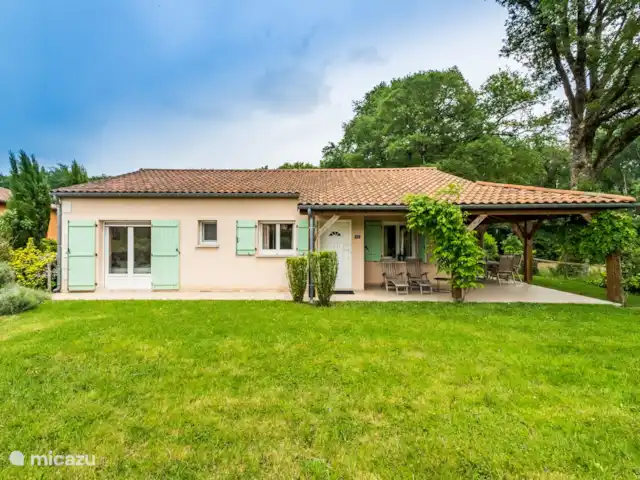 villa huren in Frankrijk, Deux-Sèvres, Les Forges – 32 Le Bois Senis Voorkant huis met ruime tuin
