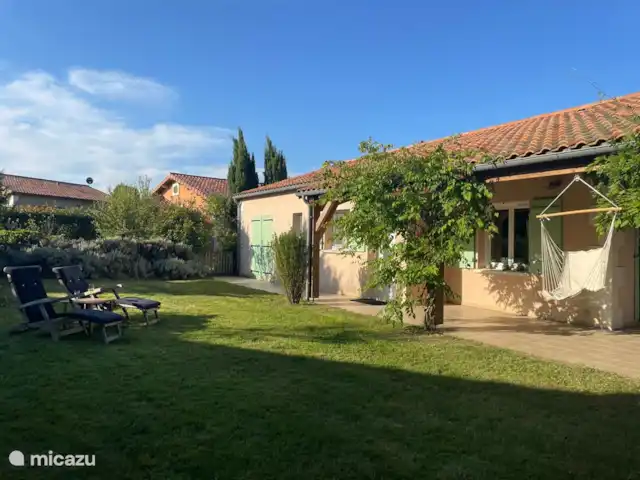 villa huren in Frankrijk, Deux-Sèvres, Les Forges – 32 Le Bois Senis De voorkant van het huis met grote tuin
