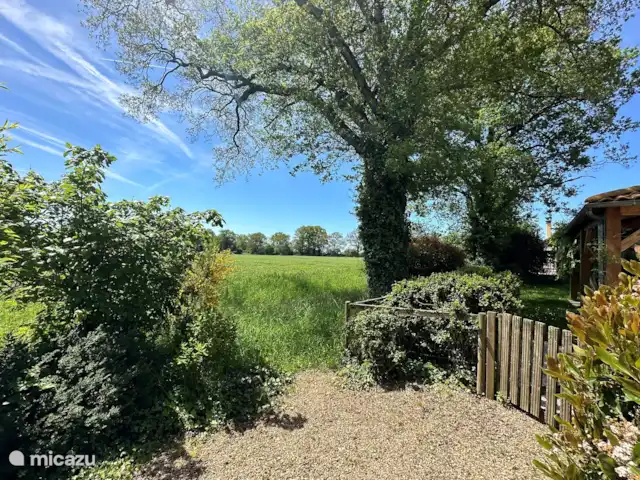 villa huren in Frankrijk, Deux-Sèvres, Les Forges – 32 Le Bois Senis Privé terras naast de omheining met toegang tot het veld