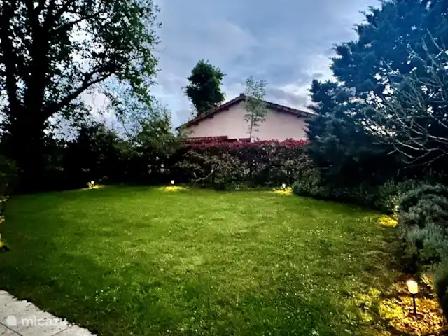 villa huren in Frankrijk, Deux-Sèvres, Les Forges – 32 Le Bois Senis  Tuin in de avond