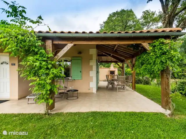 villa huren in Frankrijk, Deux-Sèvres, Les Forges – 32 Le Bois Senis terras met buitenhaard/BBQ