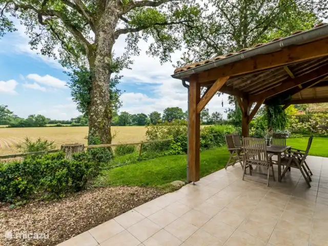 villa huren in Frankrijk, Deux-Sèvres, Les Forges – 32 Le Bois Senis Overdekt terras met veel privacy. Het terras kijkt uit over het veld achter het huis