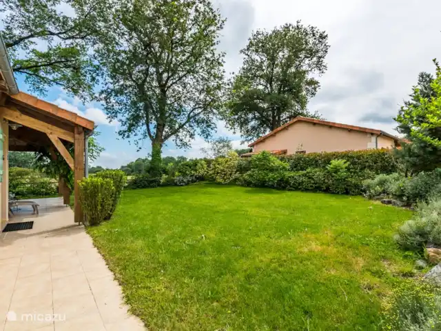 villa huren in Frankrijk, Deux-Sèvres, Les Forges – 32 Le Bois Senis Zicht vanaf de entree van het perceel