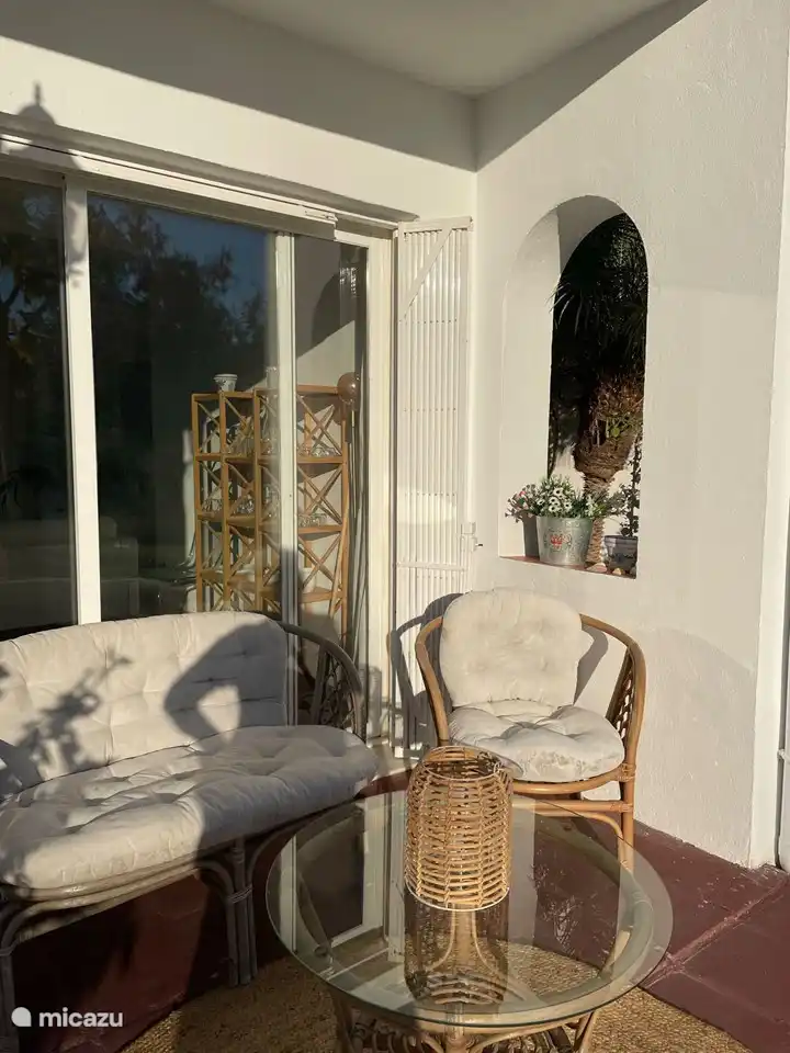 Sitzecke auf der Eingangsseite des Hauses.