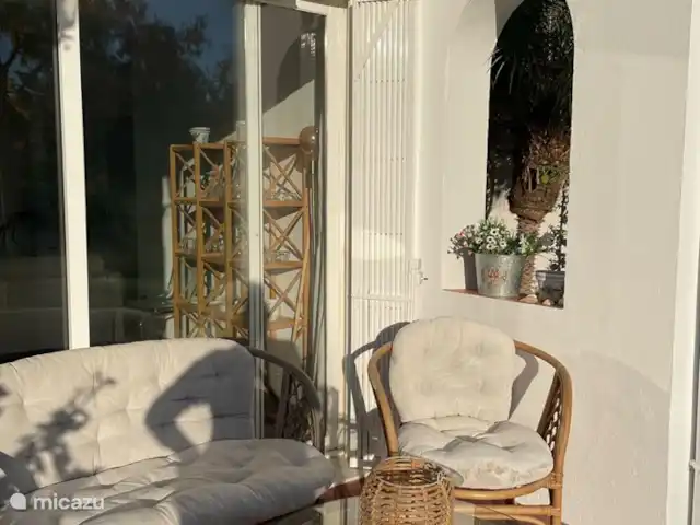 casa vacacional en España, Costa del Sol, Manilva – Altos del Golf - Manilva  Zona de estar en el lado de la entrada de la casa.