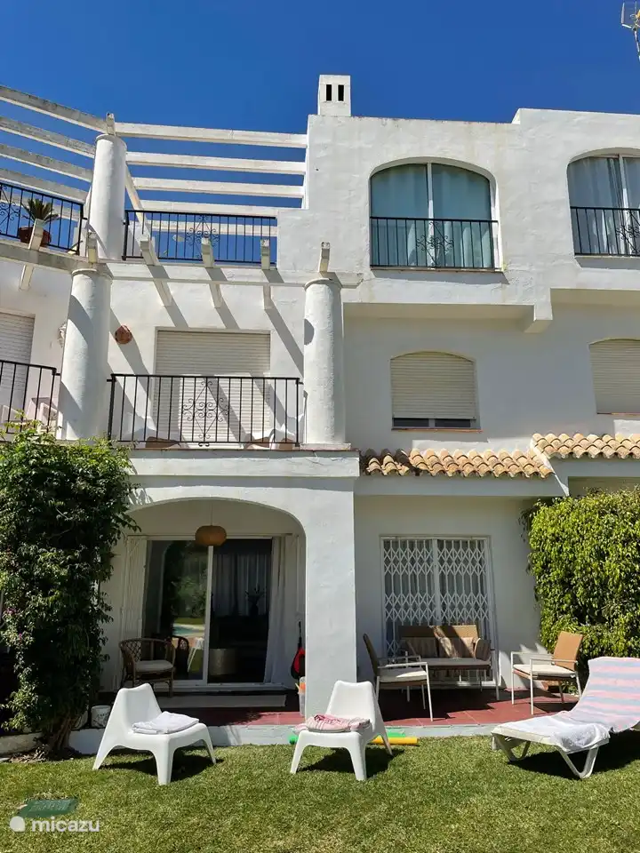 Die Innenhof- / Poolseite des Ferienhauses.