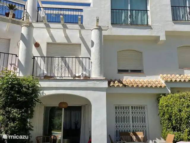 casa vacacional en España, Costa del Sol, Manilva – Altos del Golf - Manilva  El patio / lado de la piscina de la casa de vacaciones.