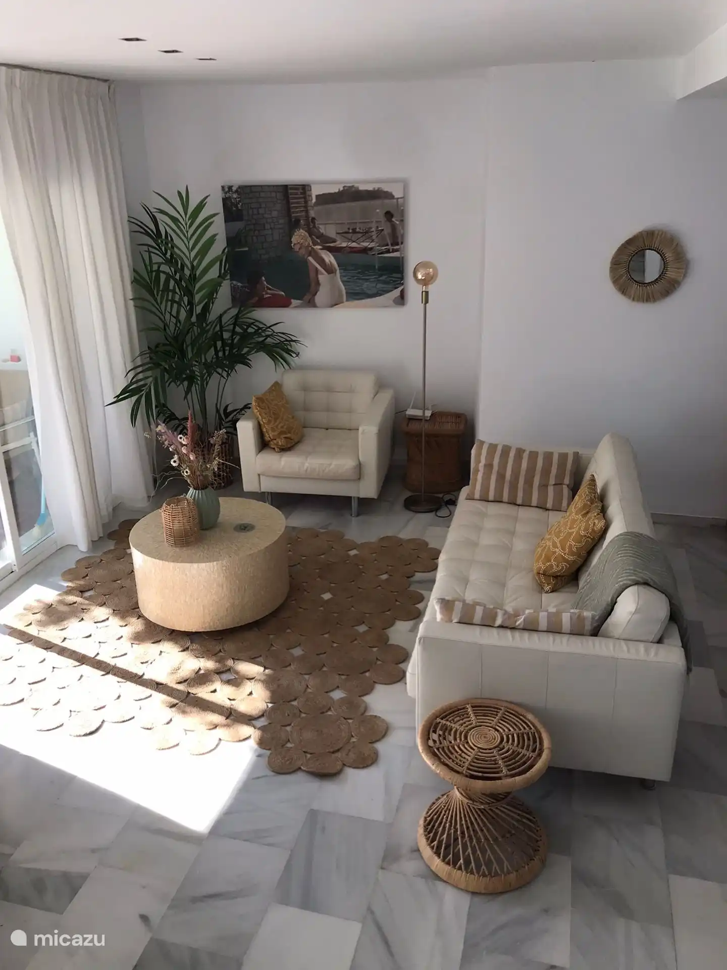 Sitzbereich des Wohnzimmers mit Blick auf den Garten und den Pool