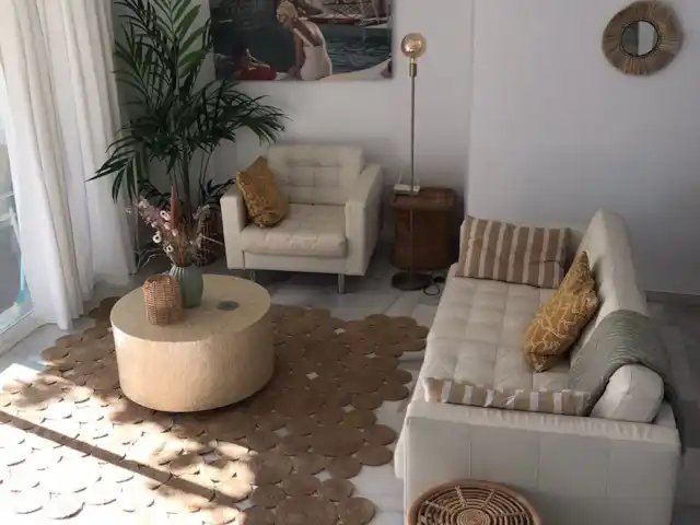 casa vacacional en España, Costa del Sol, Manilva – Altos del Golf - Manilva  Zona de estar del salón con vistas al jardín y piscina.