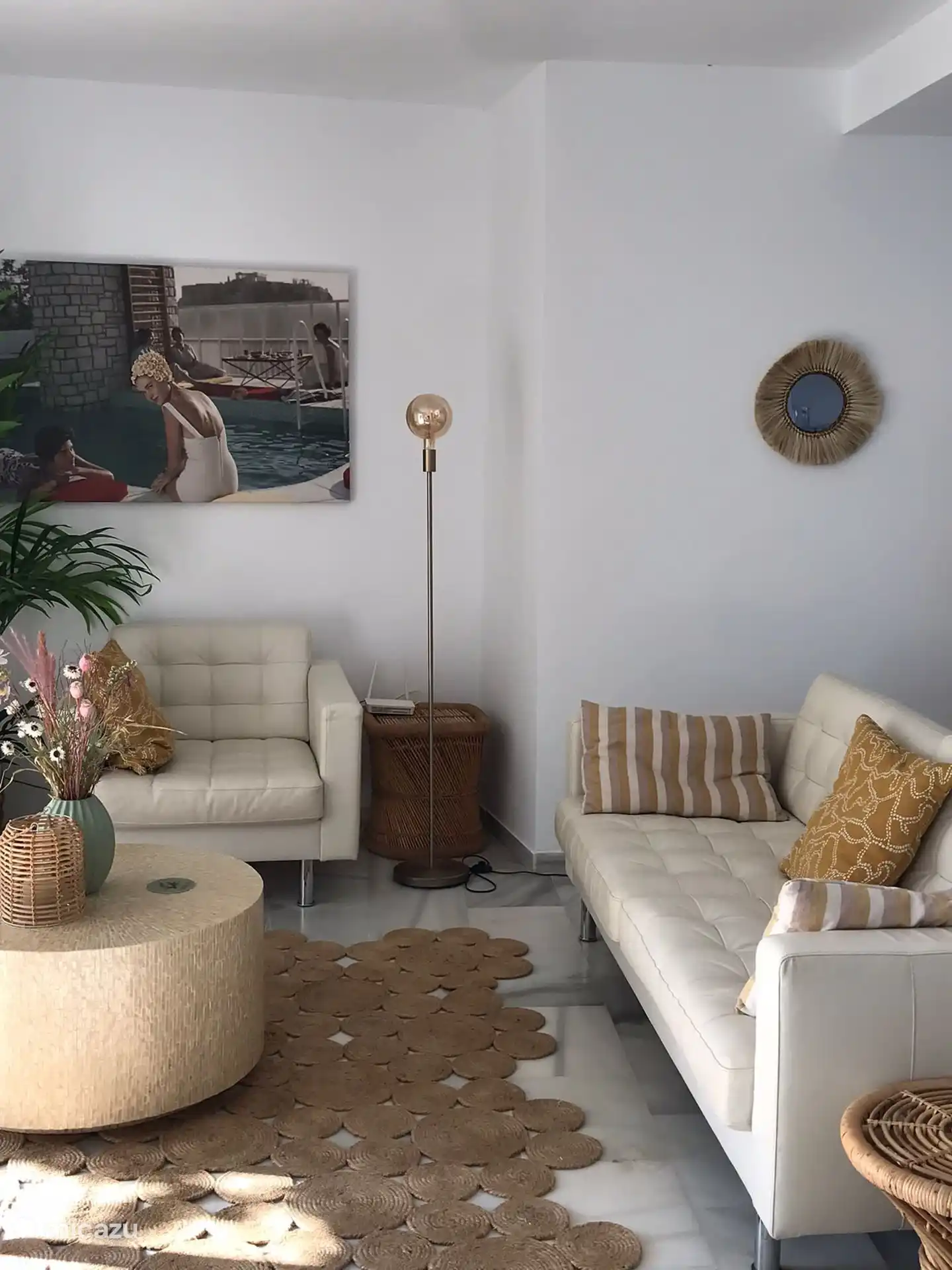 Sitzbereich des Wohnzimmers mit Blick auf den Garten und den Pool