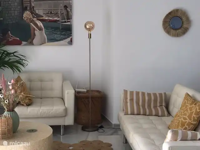 casa vacacional en España, Costa del Sol, Manilva – Altos del Golf - Manilva  Zona de estar del salón con vistas al jardín y piscina.