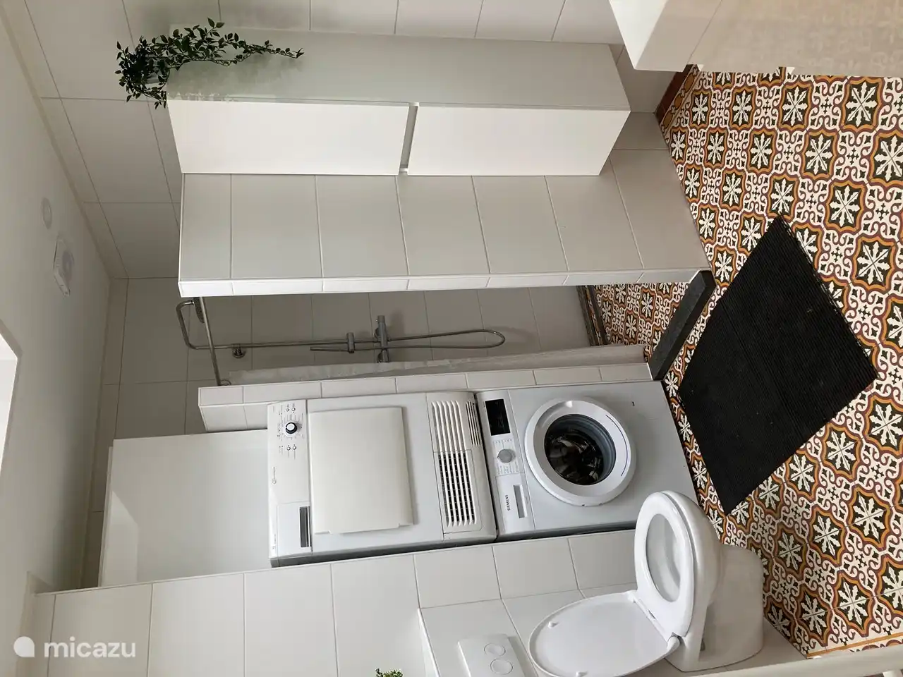 Badkamer, met hemeldouche, wasmachine en droger