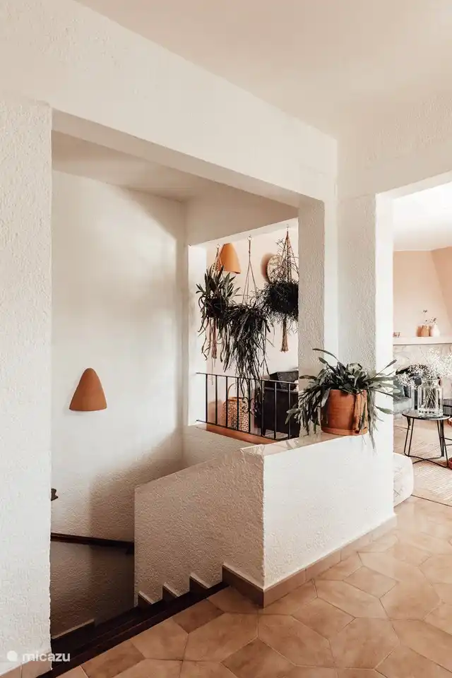 Das Wohnzimmer, das Esszimmer, die Küche und die Toilette befinden sich im ersten Stock. Die Schlafzimmer und Badezimmer befinden sich im Erdgeschoss