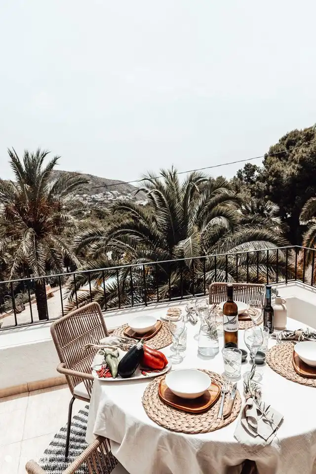 Auf der Terrasse gibt es Sonne vom frühen Morgen bis zum späten Nachmittag