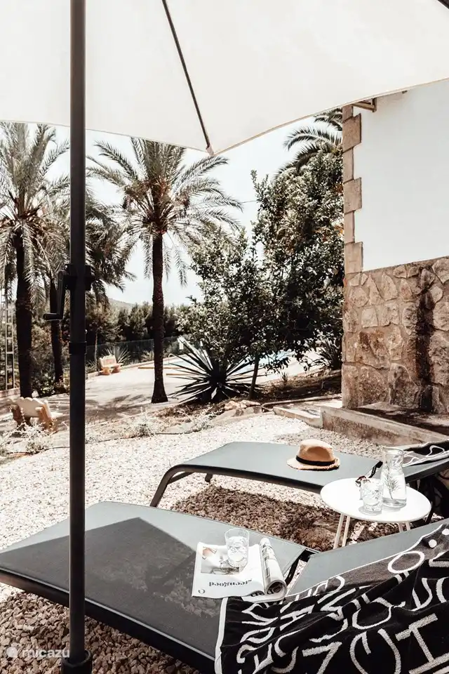 Vom ruhigen Hinterhof einen perfekten Blick auf den Pool