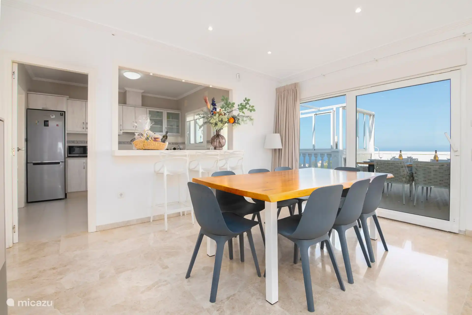 In der Küche können Sie morgens an der Bar oder am geräumigen Esstisch für 8 Personen ein Sandwich essen. Alle notwendigen Küchenutensilien sind vorhanden und natürlich ein Backofen, Geschirrspüler, Kühlschrank mit Gefrierfach, Toaster, Kaffeemaschine, Mikrowelle und Wasserkocher. 