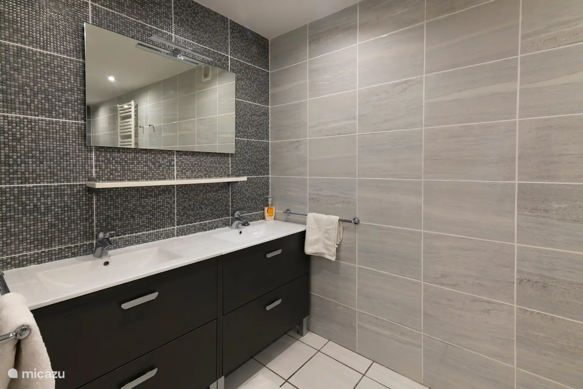 Das Badezimmer grenzt direkt an das große Hauptschlafzimmer