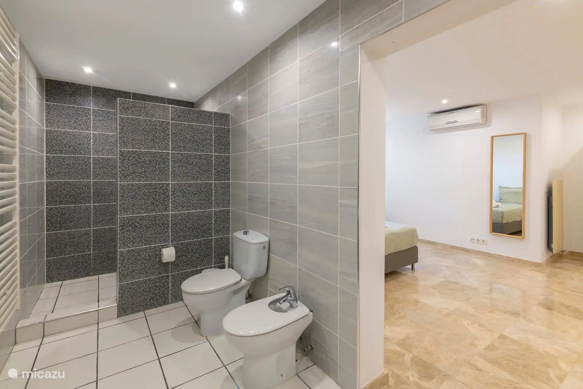 Schönes Badezimmer direkt neben dem Schlafzimmer